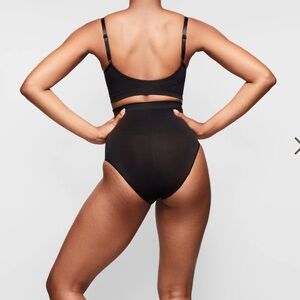 NEW - SKIMS SCULPTING MID WAIST BRIEF - Onyx